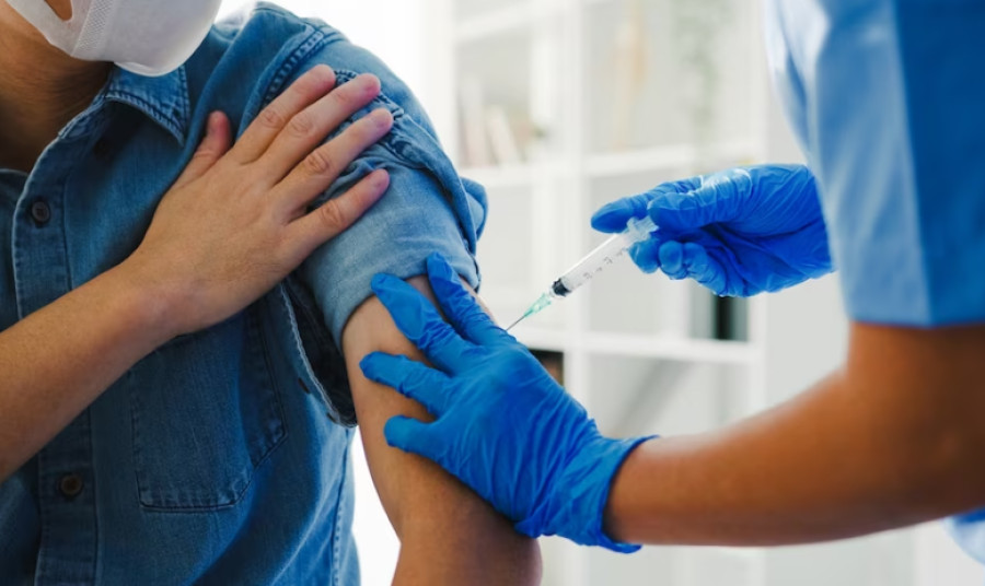 Κορονοϊός: Αυτά είναι τα συμπτώματα της παραλλαγής «Eris» - Νέα δόση εμβολίου από Σεπτέμβρη «βλέπουν» ειδικοί