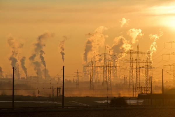 Η ατμοσφαιρική ρύπανση στερεί 2,3 χρόνια από το προσδόκιμο ζωής των ανθρώπων