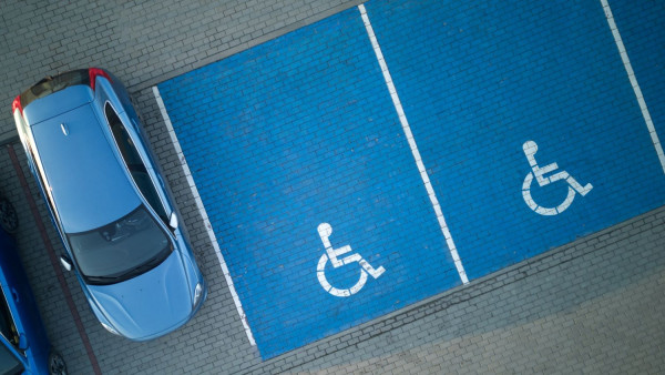Η Κομισιόν χαιρετίζει την πολιτική συμφωνία για τις ευρωπαϊκές κάρτες αναπηρίας και στάθμευσης