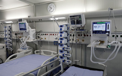 Η Όμικρον φέρνει πρόταση για κλειστά σχολεία και κέντρα διασκέδασης