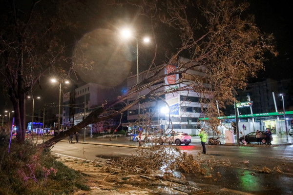 Στο έλεος της κακοκαιρίας Erminio η χώρα με ανέμους 10 μποφόρ και τόνους νερού
