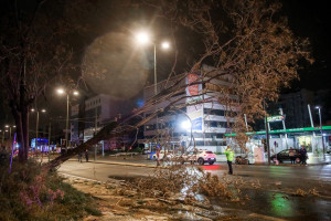 Στο έλεος της κακοκαιρίας Erminio η χώρα με ανέμους 10 μποφόρ και τόνους νερού