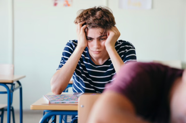 Πανελλήνιες: Πώς θα διαχειριστείτε έναν έφηβο που διαβάζει - 5 συμβουλές για γονείς από ψυχολόγους