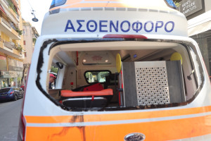 Φορείο με ασθενή έπεσε στο οδόστρωμα κατά τη διάρκεια μεταφοράς με ασθενοφόρο
