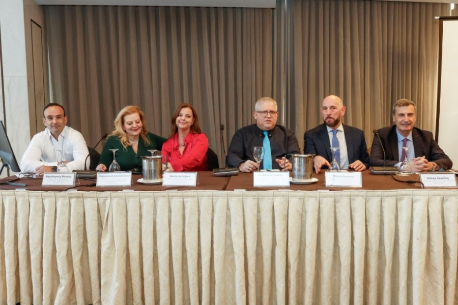 Από αριστερά: Xαράλαμπος Μόσχος, Παρασκευή Κατσαούνου, Καθηγήτρια Πνευμονολογίας, Ιατρική Σχολή ΕΚΠΑ, Νικολέττα Ροβίνα, Ελευθέριος Ζέρβας, Πέτρος Μπακάκος και Στέλιος Λουκίδης.