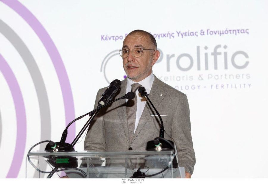Ο συνιδρυτής του κέντρου Prolific Βασίλης Κελλάρης στο βήμα της εκδήλωσης.