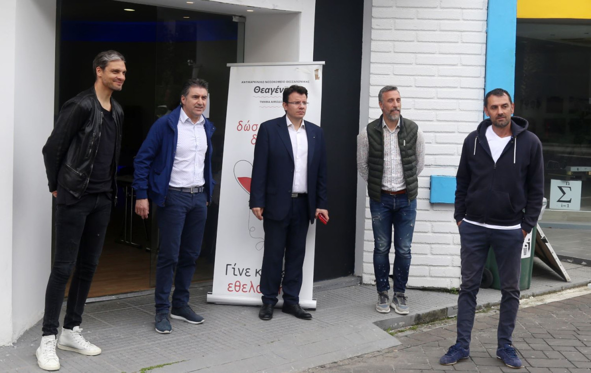 Ο διοικητής της 3ης ΥΠΕ Δημήτρης Τσαλικάκης με παλαίμαχους ποδοσφαιριστές που έχουν αγωνισθεί στις ομάδες της Θεσσαλονίκης/Αρχείου INTIME