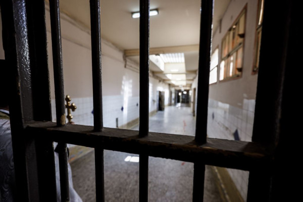 Αντιδράσεις εργαζομένων στον ΕΟΠΑΕ για τη μετακίνηση θεραπευτή από τις φυλακές Κορυδαλλού