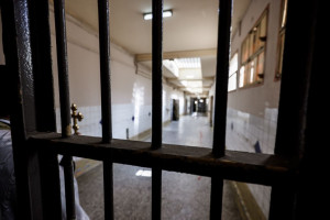 Αντιδράσεις εργαζομένων στον ΕΟΠΑΕ για τη μετακίνηση θεραπευτή από τις φυλακές Κορυδαλλού