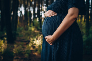 Τα πολλά κιλά στην εγκυμοσύνη συνδέονται με αυξημένο κίνδυνο σοβαρών επιπλοκών στον τοκετό