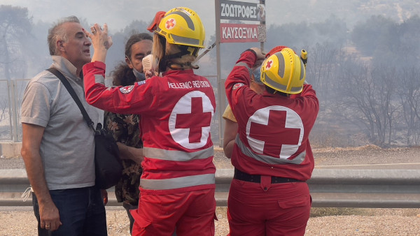Επί ποδός οι διασώστες του ΕΕΣ στις πυρκαγιές της Δυτικής Αττικής: Αντιμετώπισαν πάνω από 60 έκτακτα περιστατικά