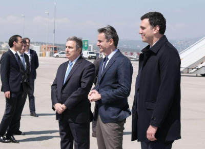 Υπό το βλέμμα του Πρωθυπουργού η παραλαβή υγειονομικού υλικού που δώρισε το Ίδρυμα Ωνάση