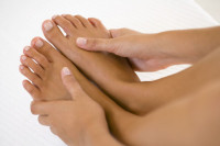 Τι μπορεί να συμβαίνει όταν αλλάζει χρώμα το δέρμα χαμηλά στα πόδια