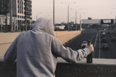 Η πανδημία μας «έσπρωξε» στο ποτό: O αριθμός των θανάτων λόγω αλκοόλ αυξήθηκε περίπου κατά 25% το 2020