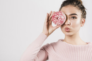 Γιατρός αποκαλύπτει στο TikTok τι θα αλλάξει το πρόσωπο σας αν κόψετε τη ζάχαρη για δύο εβδομάδες!