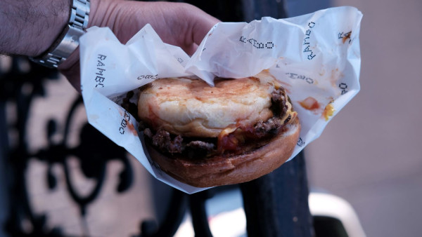 Χαροπαλεύει στο «Γεννηματά» 22χρονος που είχε βάλει στοίχημα να καταπιεί αμάσητο ένα μπέργκερ!