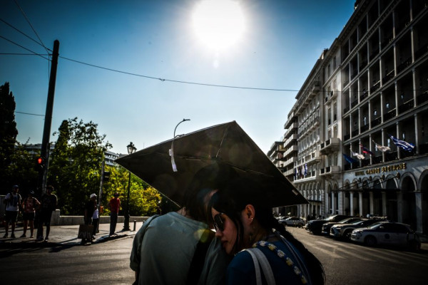 ΕΔΟΕΑΠ: Συστάσεις για τις επερχόμενες ζέστες - Πότε πρέπει να απευθυνθούμε στον γιατρό μας