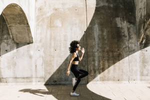 Περπάτημα προς τα πίσω: Τα οφέλη και οι συμβουλές για την αγαπημένη άσκηση της Τζούλιαν Μουρ