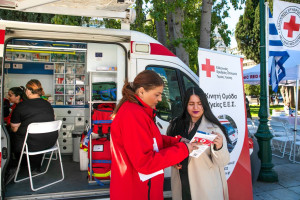 Εικόνες και βίντεο από τη δράση του ΕΕΣ στο Σύνταγμα για τις σπάνιες παθήσεις