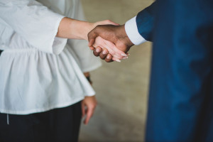 Ισπανία: Το χειροφίλημα δια της βίας συνιστά σεξουαλική επίθεση με δικαστική απόφαση