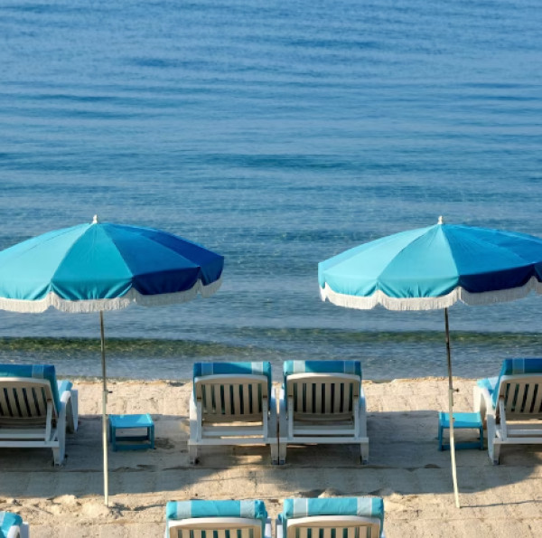 Καύσωνας: Ούτε η ομπρέλα προστατεύει στην παραλία - Πως θα αποφύγετε την θερμοπληξία