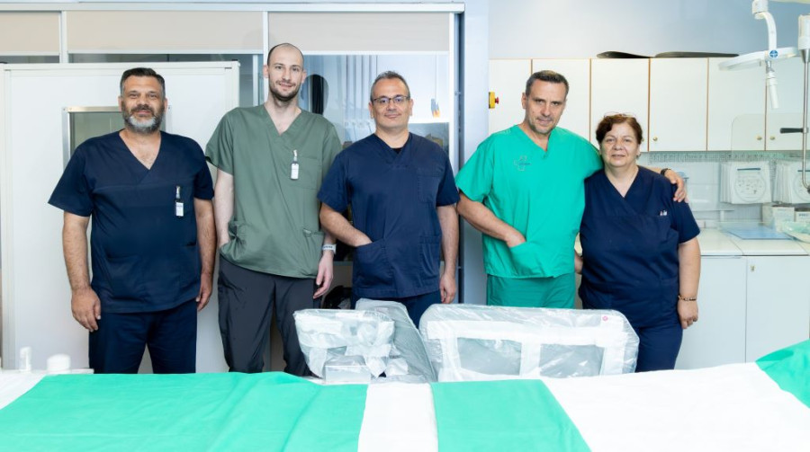 Η επιστημονική ομάδα του Νοσοκομείου «Παπαγεωργίου» που πραγματοποίησε τη μηχανική θρομβεκτομή σε 30χρονο ασθενή