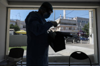 Κορονοϊός Ελλάδα: Υποχώρησαν περαιτέρω τα νέα κρούσματα, άλλος ένας ασθενής διασωληνώθηκε