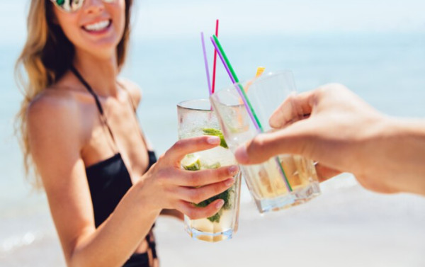 Κοκτέιλ στην παραλία: Οι «κίνδυνοι» που κρύβει η ανάμειξη ζέστης και αλκοόλ