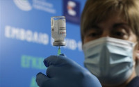 Εμβόλιο Pfizer: Η ανοσία που εξασφαλίζει στον οργανισμό «φθίνει» σταδιακά έξι μήνες μετά, τι σημαίνει αυτό για τα «ευάλωτα» άτομα