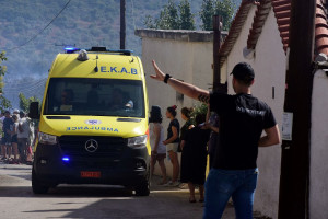 Φωτιά στα Εξαμίλια: Σε ετοιμότητα το ΕΚΑΒ και το Νοσοκομείο Κορίνθου