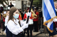 «Τσιμπάνε» τα κρούσματα κορονοϊού: Με μάσκα οι εορτασμοί της 25ης Μαρτίου, συστήνει το Υπ. Υγείας
