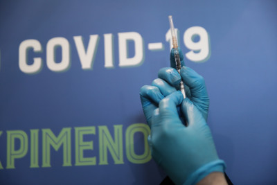 Έτοιμοι οι Βρετανοί για νέες δόσεις: «Κλειδώνουν» καλύτερη ανοσία τα ενισχυσμένα εμβόλια, πότε έρχονται Ελλάδα