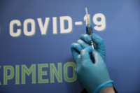 Έτοιμοι οι Βρετανοί για νέες δόσεις: «Κλειδώνουν» καλύτερη ανοσία τα ενισχυσμένα εμβόλια, πότε έρχονται Ελλάδα