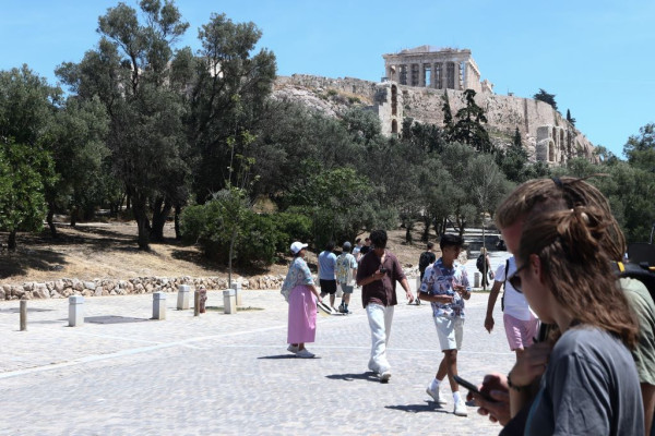 Eκτακτες δράσεις υποστήριξης των πολιτών λόγω καύσωνα από τον ΕΕΣ σε Εδέμ, Θησείο και Ακρόπολη
