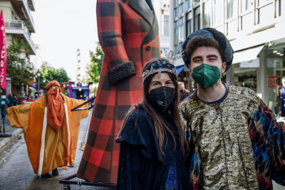 Απόκριες χωρίς μάσκες σε εξωτερικούς χώρους, τι ισχύει για τα ΜΜΜ και ανεμβολίαστους