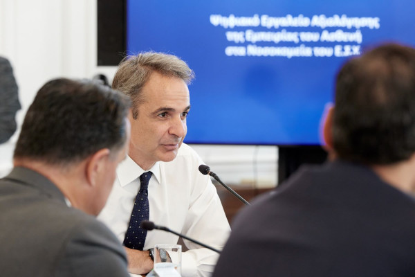 Μητσοτάκης: «Να μας βοηθήσουν οι ασθενείς να γίνουμε καλύτεροι»