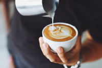 Μελέτη - «καμπανάκι» για τους υπερτασικούς: Πότε ο καφές γίνεται «απειλή» για την καρδιά σας