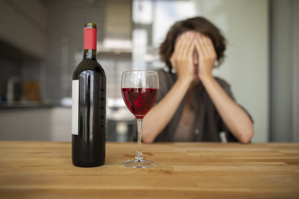 Τελικά ακόμα και το λίγο αλκοόλ αυξάνει τον κίνδυνο άνοιας