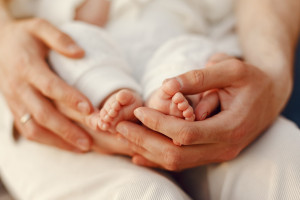 Εξωσωματική γονιμοποίηση: Τι δείχνουν οι έρευνες για τους κινδύνους αλλά και τα καλά νέα