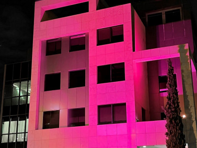 Στα ροζ το κτήριο της «Συμμετρίας» σαν υπενθύμιση για την πρόληψη του καρκίνου του μαστού