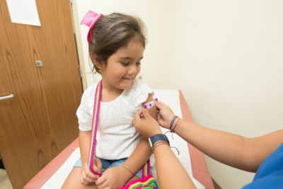 Παιδίατροι: Να γίνει ο εμβολιασμός COVID των παιδιών στα ιατρεία μας