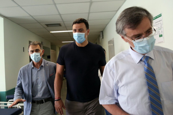 Ο Υπουργός Υγείας στο πλευρό της νοσηλεύτριας που δέχθηκε φονική επίθεση