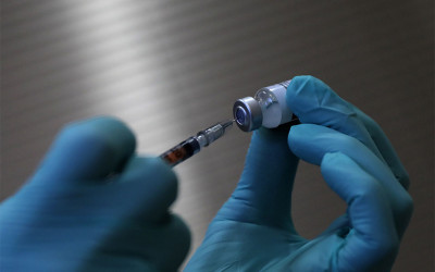 Ποιοι νοσήσαντες «γλιτώνουν» το εμβόλιο και ποιοι πρέπει να προχωρήσουν σε εμβολιασμό