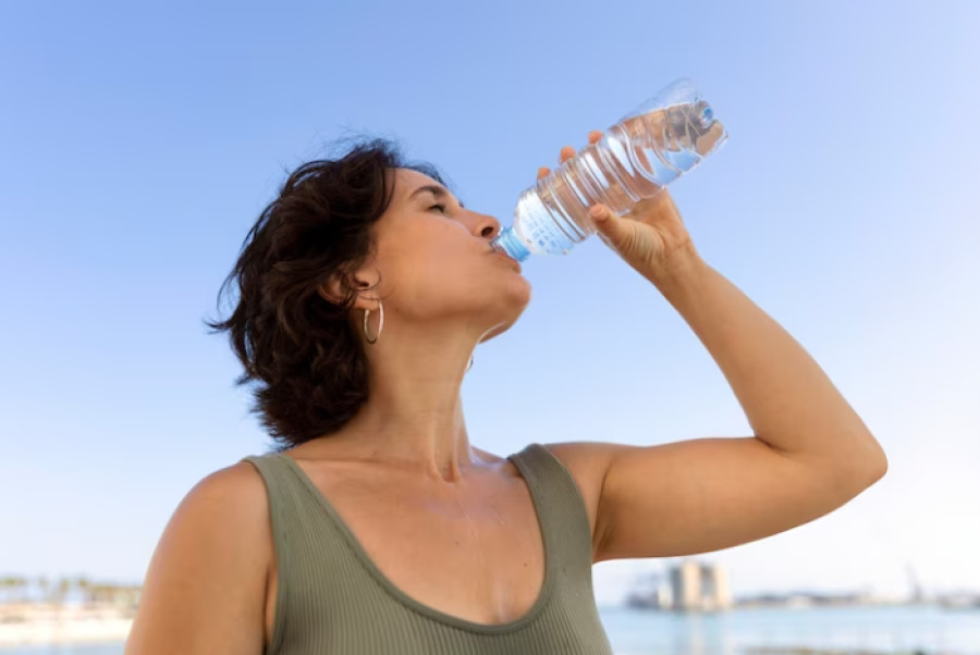 Καύσωνας: Πόσο νερό πρέπει να πίνετε σύμφωνα με τους ειδικούς