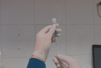 Pfizer: Τρεις δόσεις εμβολίου εξουδετερώνουν την Όμικρον