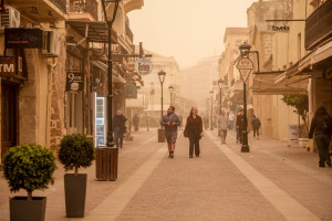 Χάρτες του ΜΕΤΕΟ με τις αυξημένες συγκεντρώσεις αφρικανικής σκόνης αύριο, Σάββατο, στην Ελλάδα