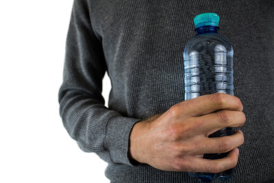 Γιατί δεν πρέπει να πίνετε νερό από πλαστικό μπουκάλι