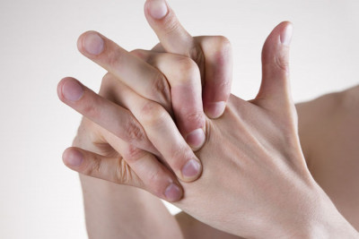 To «κρακ» στα δάχτυλα προκαλεί αρθρίτιδα: Μύθος ή πραγματικότητα