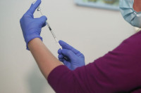Στον «πάγο» οι κλινικές δοκιμές του εμβολίου της AstraZeneca στα παιδιά