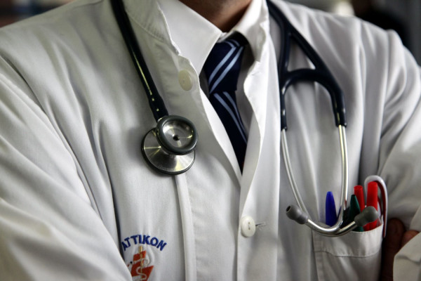 Υπουργείο Υγείας: Ποιοι γιατροί μπορούν να εγγραφούν στις λίστες προσλήψεων ως επικουρικοί